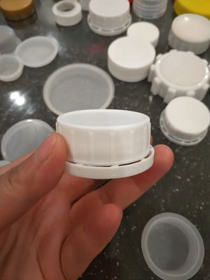 Cappucci di plastica 38mm innocui per i bambini di plastica dei coperchi a vite ISO9001 della bottiglia del PE
